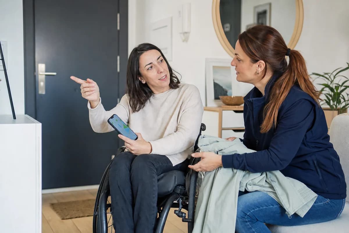 Persona con discapacidad y cuidadora planifican juntas una salida cotidiana
